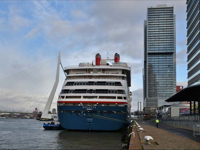 Cruiseschip ms Bolette van Fred Olsen Cruise Line aan de Cruise Terminal Rotterdam